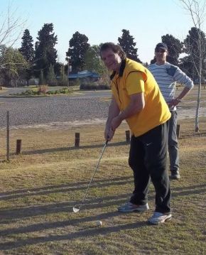 MIGUELITO JUGANDO AL GOLF
